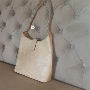 Brahmin shoulderbag 10x12x3.5” good condition. Fits great on the shoulder.